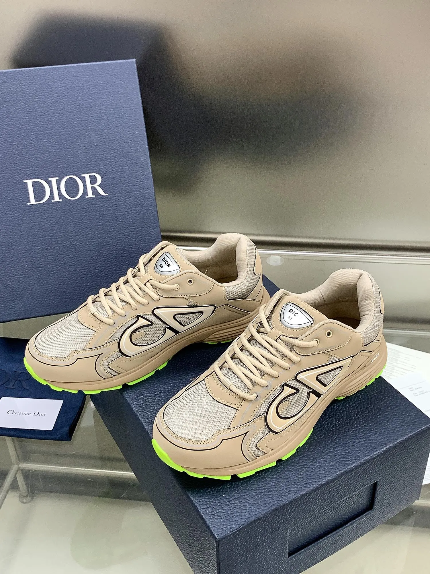 👟👟Ex-factory price 660👟👟 Newly upgraded Dior B30 series dad sneakers. New B30 sneakers. Dad Shoes style shoes that follow the trend of the retro market. The Dior logo on the tongue also indicates that this pair of shoes is the B30 model! B30 uses fine-textured leather and mesh cloth materials to form a shoe body. There are conspicuous letters CD on both sides of the shoe body to indicate identity. Many lines on the shoe body outline details to make the shoes look less monotonous and full of retro flavor. The delivery counter is exquisitely packaged🛍📦 ▪️Fabric: Original customized technical fabric + mesh ▪️Inner lining: Customized breathable lining ▪️Outsole: IP+TPU outsole ▪️Sole thickness: 3.5CM ▪️Size: Women’s size 35-40 / Men’s size 39-45